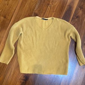 Golden cotton knit sweater. V neck.